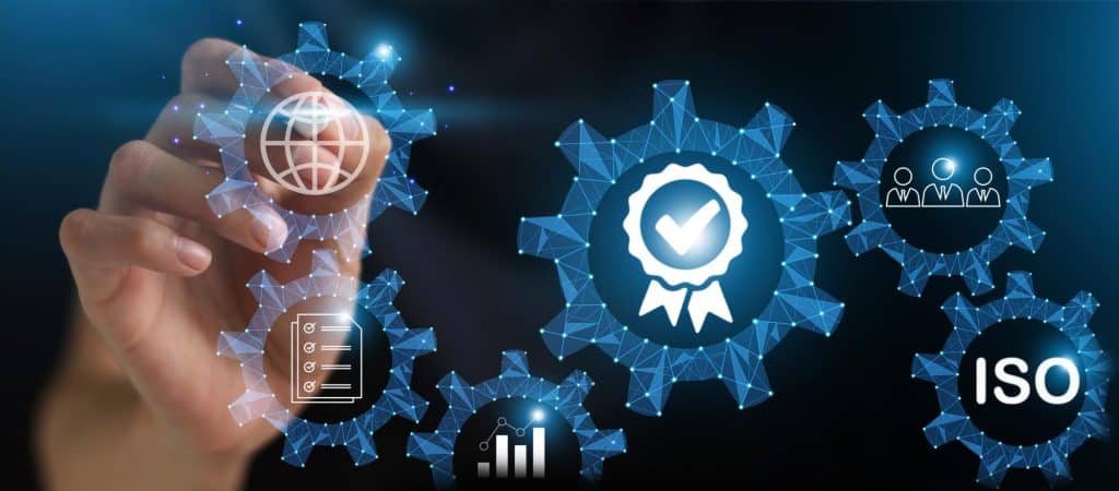 Engranajes con iconos de sello de calidad, checklist y “ISO”, que representan certificaciones ISO 9001 e ISO 14001 para fabricante B2B de productos de limpieza en España.